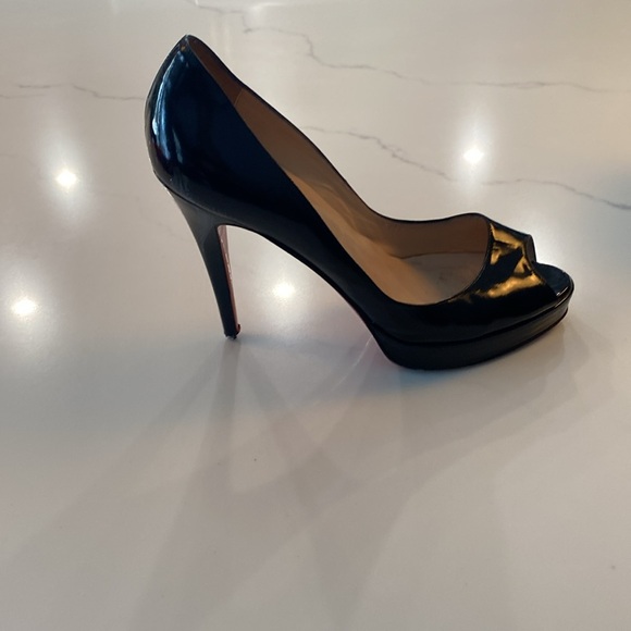 Christian Louboutin Patent Leather peep toe pump. Size 39.5/9.5 - Picture 2 of 7